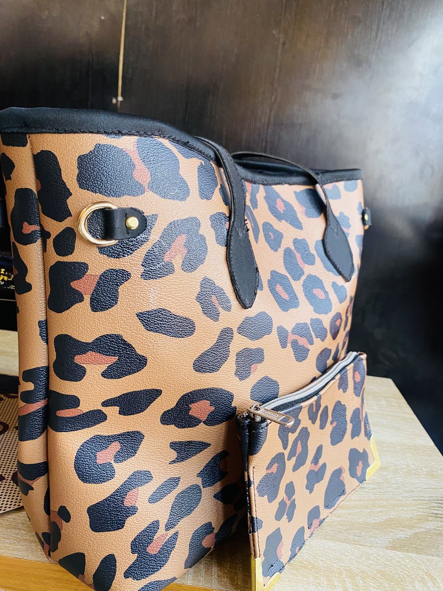 NafisatEbere's tweet photo. Always shop @ UNE for your premium styled bags…
Available as seen.
Wild Luxe 3in1  golden tote bag. 

 Basic features

Sides adjusters ✅
Innner zipper ✅
Inner linen✅

Price 18k
Location: Abuja, Nigeria.
Available as seen https://t.co/wYxtTeYE9v