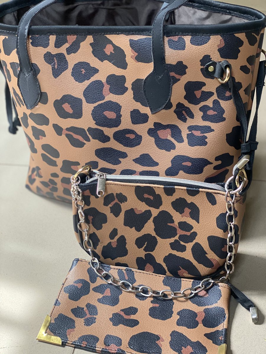 NafisatEbere's tweet photo. Always shop @ UNE for your premium styled bags…
Available as seen.
Wild Luxe 3in1  golden tote bag. 

 Basic features

Sides adjusters ✅
Innner zipper ✅
Inner linen✅

Price 18k
Location: Abuja, Nigeria.
Available as seen https://t.co/wYxtTeYE9v