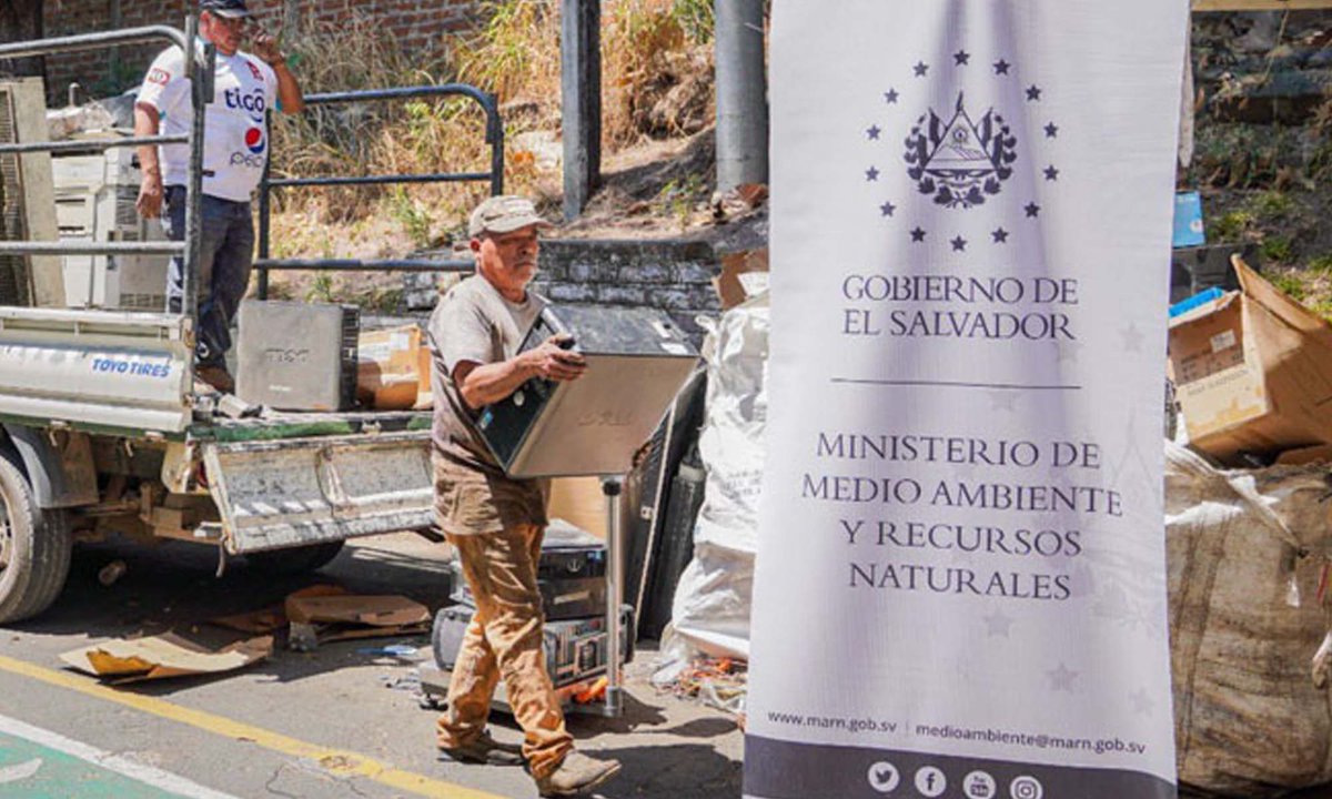 𝗠𝗔𝗥𝗡 𝗿𝗲𝗮𝗹𝗶𝘇𝗮𝗿𝗮́ 𝗷𝗼𝗿𝗻𝗮𝗱𝗮 𝗱𝗲 𝗿𝗲𝗰𝗶𝗰𝗹𝗮𝗷𝗲 𝗲𝗹𝗲𝗰𝘁𝗿𝗼́𝗻𝗶𝗰𝗼 𝗱𝗲𝗹 𝟭𝟭 𝗮𝗹 𝟭𝟲 𝗱𝗲 𝗺𝗮𝘆𝗼

El Ministerio de Medio Ambiente y Recursos Naturales (MARN) anunció la realización de la Semana del Reciclaje, una iniciativa que se llevará a cabo del