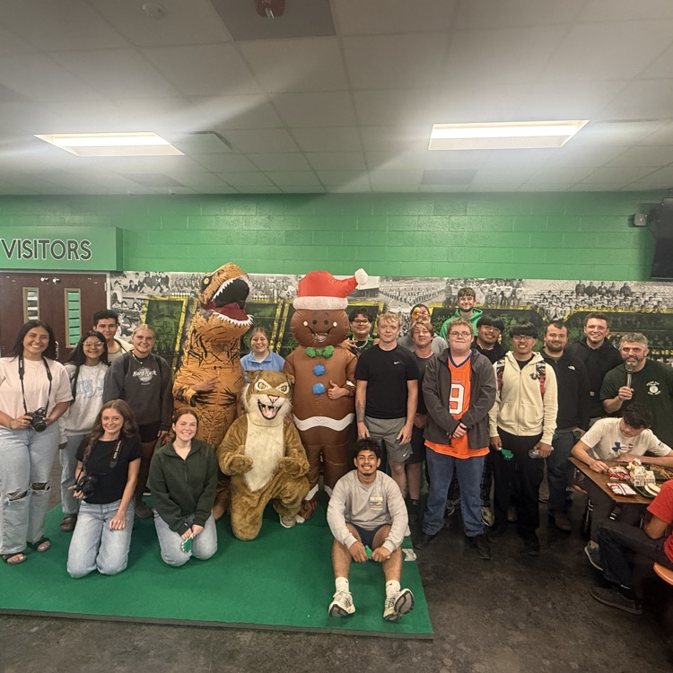 MilanC2Schools's tweet photo. 2026 Seniors had to end the week with a little fun during first lunch shift! They captivated the 7th-9th grade audience as they anxiously awaited the winner of the 3-round battle. Thanks to Mr. Sayre for announcing and DJ’ing the match for them! https://t.co/FmIxpJvKrA