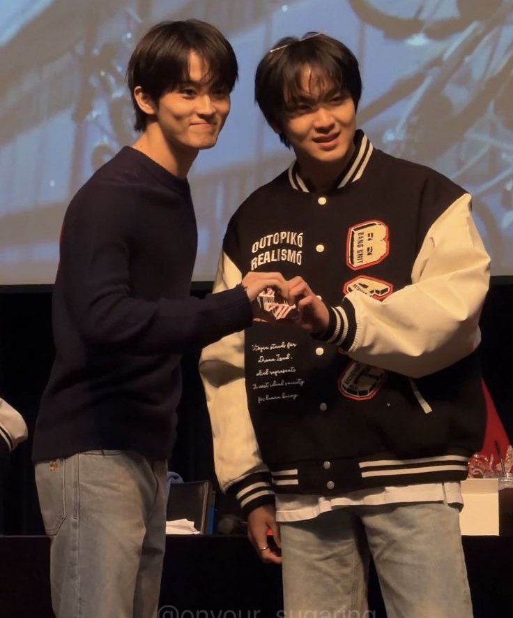 their cheeks 😭💗🤏
