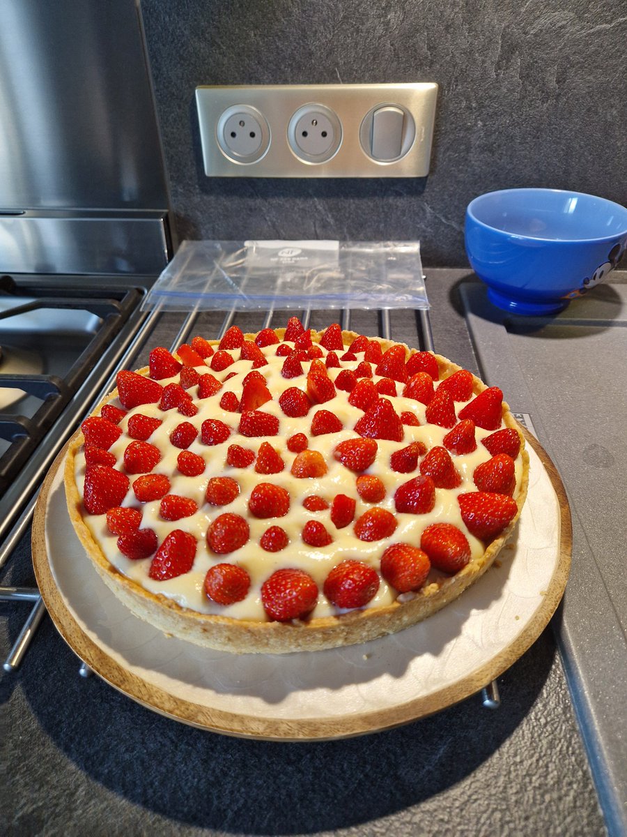 Nic01903's tweet photo. Mon père a enfin eu ces premières fraises dans le jardin.

J'avais hâte de me faire plaisir avec 😋 https://t.co/PKajYJOvVF