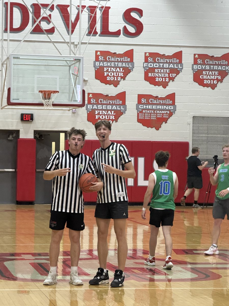 STC_hoops's tweet photo. Great job by our seniors today! Student organized basketball assembly! 2 teams of senior boys, senior cheerleaders, senior pep band and Sweet Harmony singing the National Anthem! https://t.co/90aBZkp2Tn
