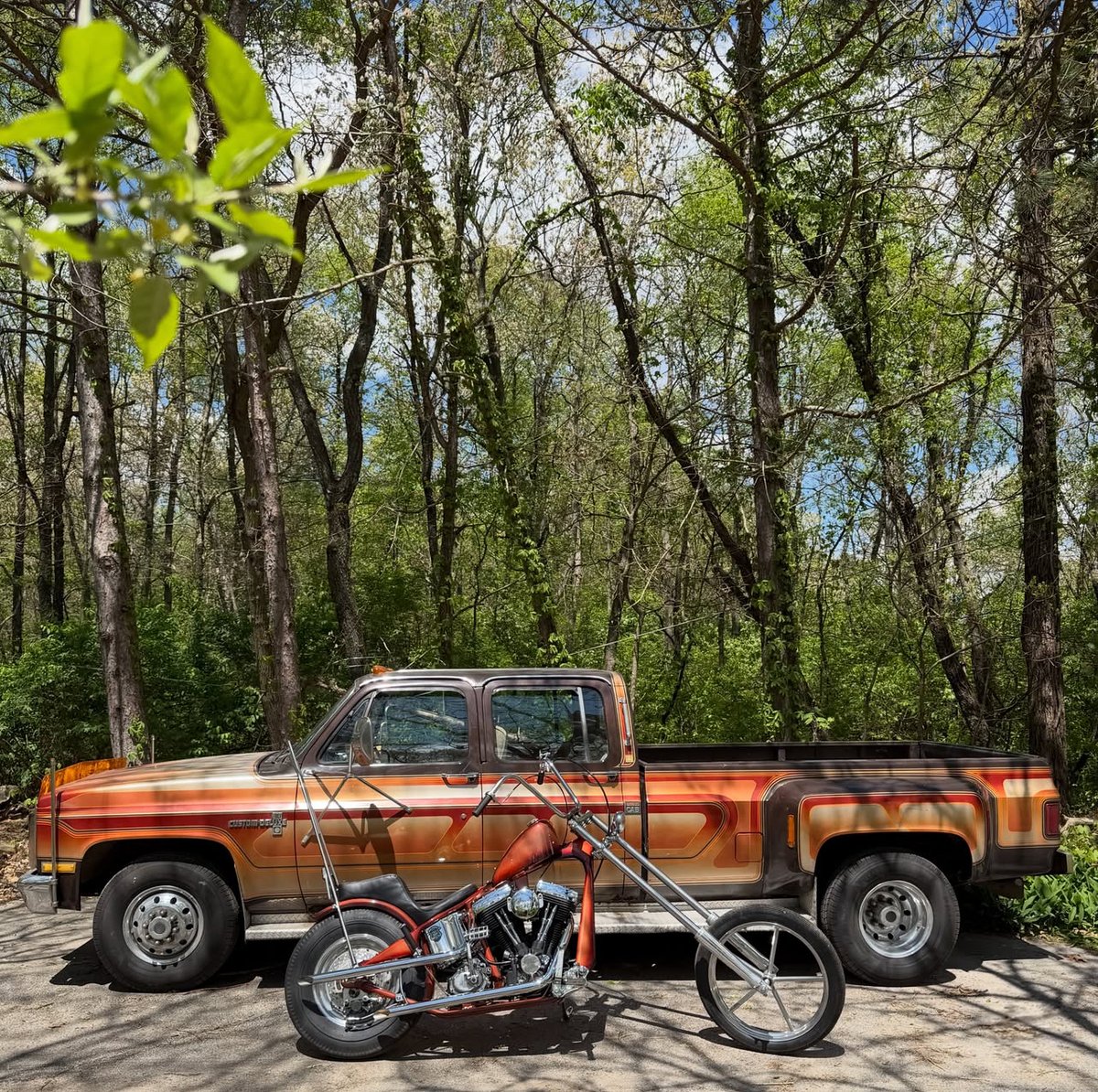 LowbrowCustoms's tweet photo. Combos with @adam_meltoron "8mpg never looked soo good" and that evo is stella! #choppershit #cobos #truckin #choppers #chopitbuilditrideit https://t.co/27TC2VnfcV