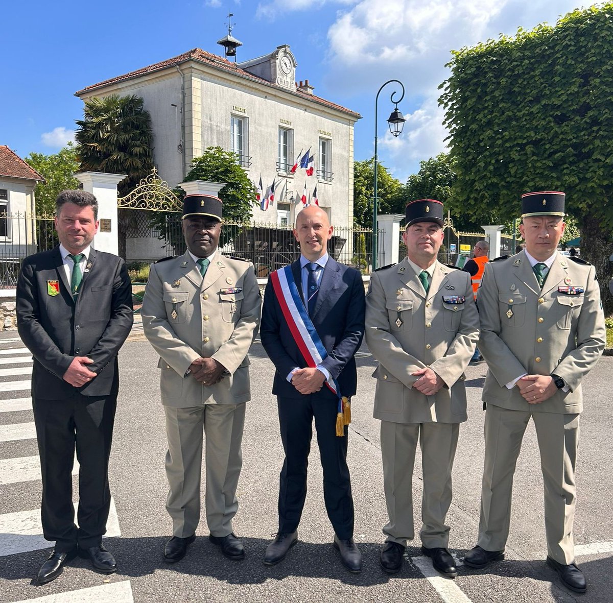 RColaisseau's tweet photo. 8 mai à Chanteloup-en-Brie avec un détachement du GRLE du Fort de Nogent.  Merci messieurs !
@LegionEtrangere https://t.co/VpYwUttpJN