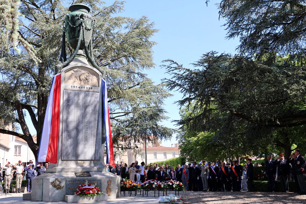 FlorianAzema_81's tweet photo. Le 8 mai 1945, la France retrouvait la liberté après des années de guerre et d’occupation.

À Castres, aux côtés du 8e RPIMa, nous avons rendu hommage à tous ceux qui se sont battus et sacrifiés pour la France et pour la paix. 🇫🇷 https://t.co/Y4vmYY0VDU