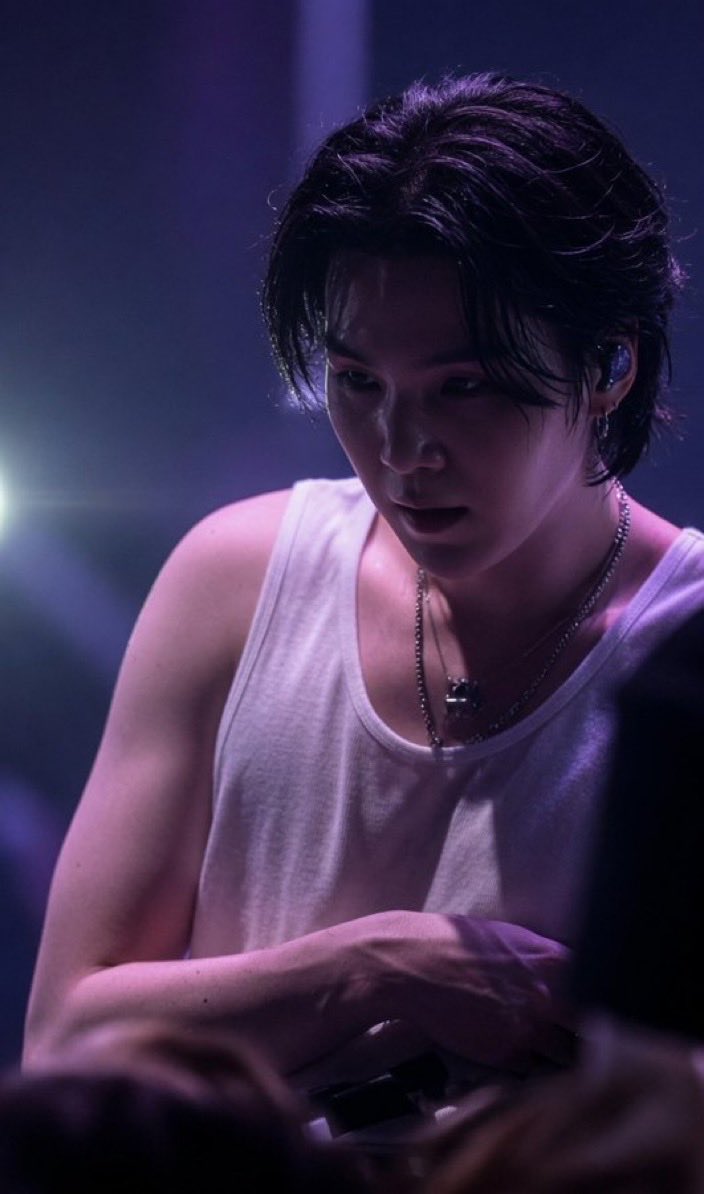 Thinking about #yoonmin where is Alpha Yoongi keeping an eye on his omega Jimin on the dance floor to make sure other alphas aren't bothering him while he's having fun with his friends.