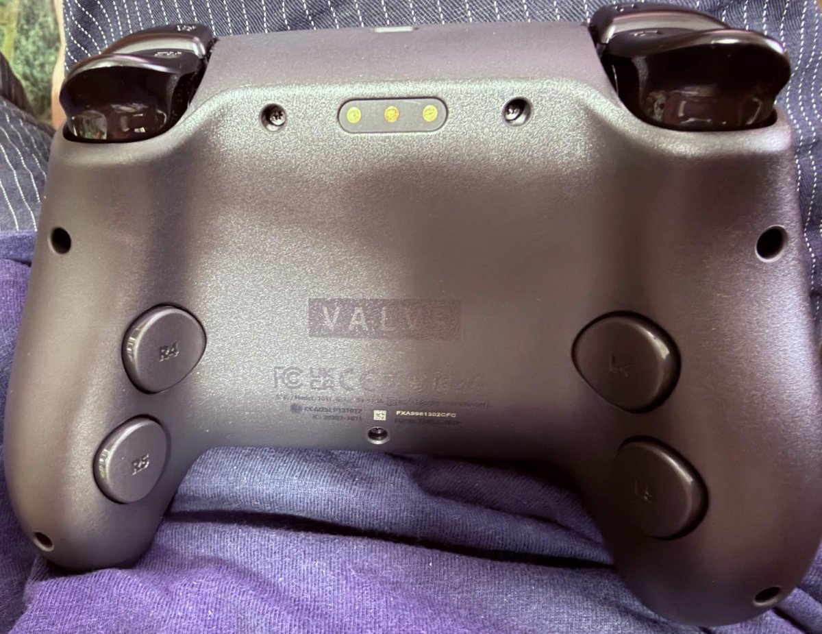 endlessalice_tw's tweet photo. 最新のSteam Controllerが届きました。ジャイロ操作がとても良い感じですね！
ただ、私はあまりコントローラーでゲームをプレイするのが得意ではないので、ぜひ皆さんがこのコントローラーで私たちのゲームを遊んだ感想を聞かせてください！ https://t.co/37JQghexzN
