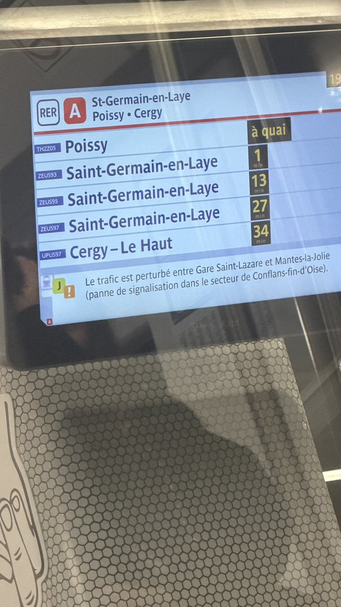 Eryxfr's tweet photo. @RER_A encore une fois, bravo pour cette magnifique régule! Noooooon, la branche de St Germain n’est absolument pas mis en avant !! 😡😡😡 https://t.co/3ON53YYGa6