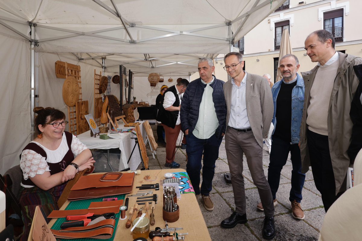 AyuntamientoVLL's tweet photo. ➡️ Los concejales, @martinvictorvox y @pellitero, han participado en la inauguración del Mercado Castellano de Valladolid.

🗓️ Del 8 al 13 de mayo. 
📍 Plaza de San Pablo y Cadenas de San Gregorio. 

#FOACAL https://t.co/xMnJtOgHpJ