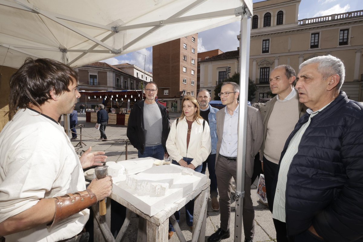 AyuntamientoVLL's tweet photo. ➡️ Los concejales, @martinvictorvox y @pellitero, han participado en la inauguración del Mercado Castellano de Valladolid.

🗓️ Del 8 al 13 de mayo. 
📍 Plaza de San Pablo y Cadenas de San Gregorio. 

#FOACAL https://t.co/xMnJtOgHpJ