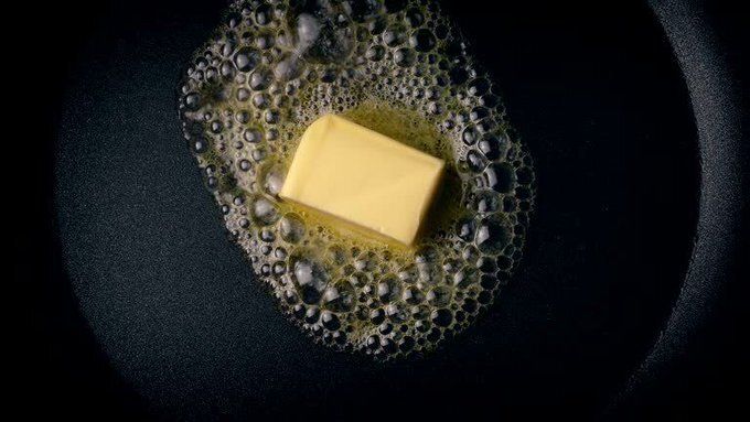 YosuepEstebanX's tweet photo. Te han mentido. Los alimentos que dicen que te están matando… 
En realidad son superalimentos. 

Aquí tienes 8 alimentos que deberías comer a diario: 1. Mantequilla. https://t.co/3Uafr5iRPg
