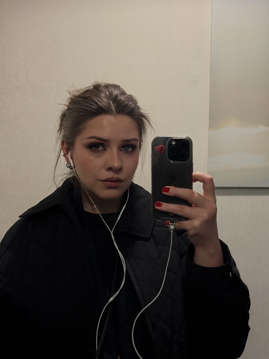 katrishakot's tweet photo. похоже что я под reggaeton собиралась ? https://t.co/JDlmDPbIRM