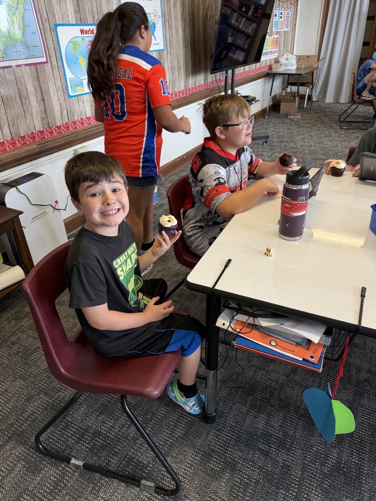 usd358's tweet photo. We celebrated our last day with our 5th grade book buddies with cupcakes and games. Thanks 5th Grade for helping us with our reading! https://t.co/ktnOKWJkw2