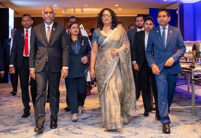 AhmedXamyr's tweet photo. ރައީސުލްޖުމްހޫރިއްޔާ ޑޮކްޓަރ މުޙައްމަދު މުޢިއްޒު ސްރީލަންކާއަށް ކުރެއްވި ދައުލަތުގެ ރަސްމީ ދަތުރުފުޅަކީ، ދިވެހިރާއްޖެއާއި ސްރީލަންކާއާ ދެމެދު އޮތް ޒަމާންވީ އެކުވެރިކަން އިތުރަށް ބަދަހިވެގެންދިޔަ، ރައްޔިތުންނާ ގާތުން ބޭއްވުނު ވަރަށް ކާމިޔާބު ދަތުރުފުޅެކެވެ.
ރައީސުލްޖުމްހޫރިއްޔާގެ އިސްނެންގެވުމުގެ ދަށުން، ސްރީލަންކާގައި ދިރިއުޅޭ ދިވެހިންނަށް ވީޒާގެ ކަންކަން ލުއިކޮށްދިނުމާއި، ކޮޅުނބުގައި ބޭންކް އޮފް މޯލްޑިވްސްގެ ގޮފިއެއް ހުޅުވުމުގެ އިތުރުން، ވިޔަފާރިއާއި އިންވެ��ްޓްމަންޓްގެ ދާއިރާއިން ގުޅުން ބަދަހިކުރުމާ ގުޅޭގޮތުން މުހިންމު މަޝްވަރާތަކެއް ކުރެވުނެވެ. މީގެ އިތުރުން، މިފްކޯގެ އުފެއްދުންތައް ލަންކާގެ ބާޒާރަށް ފުޅާދާއިރާއެއްގައި ތައާރަފުކުރުމަށްޓަކައި، މިފްކޯގެ "ފަސްމީރު" ބްރޭންޑްގެ އުފެއްދުންތައް އެ ގައުމުގައި ވަނީ ރަސްމީކޮށް އިފްތިތާހުކޮށްފައެވެ.
މި ދަތުރުފުޅުގެ އެންމެ ފާހަގަކޮށްލެވޭ އެއް ކަމަކީ، ސްރީލަންކާގައި ދިރިއުޅޭ ދިވެހި އާއިލާތަކާއި، ކިޔަވާ ދަރިވަރުން އަދި ބޭސްފަރުވާއަށް ގޮސްތިބި ދިވެހިންނާ ރައީސުލްޖުމްހޫރިއްޔާ ސީދާ ބައްދަލުކުރައްވައި، އެފަރާތްތަކުގެ ހާލަތު އޮޅުންފިލުއްވުމެވެ. މި ބައްދަލުވުންތަކުގައި ރައްޔިތުންގެ ހުރި ކަންބޮޑުވުންތަކާއި އެދުންތައް ސީދާ ރައީސުލްޖުމްހޫރިއްޔާއާ ހިއްސާކުރުމުގެ ފުރުސަތު ދިވެހި ރައްޔިތުންނަށް ލިބިގެންދިޔައެވެ.
މި ދަތުރުފުޅުން އަނެއްކާވެސް ހާމަވެގެންދިޔައީ، ކޮންމެ ތަނެއްގައި ދިރިއުޅުނު ކަމުގައިވިޔަސް، ދިވެހި ކޮންމެ ރައްޔިތެއްގެ ފާގަތިކަމާއި، ގައުމީ މަސްލަހަތަށާއި އިގްތިސާދީ ކުރިއެރުމަށް ރައީސުލްޖުމްހޫރިއްޔާ ޑޮކްޓަރ މުޢިއްޒު @MMuizzu ދެއްވާ ހާއްސަ އަހައްމިއްޔަތުކަމެވެ.