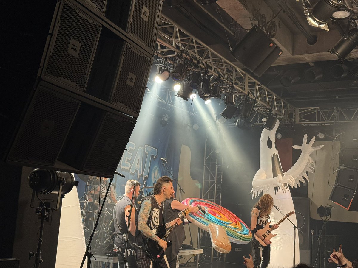 still_life1038's tweet photo. 先発はRIVETSKULL。初 #Rivetskull。聴いたことなかった正直スマンかった。縦ノリのハードロックな感じ。コースは甘いけど全力で腕振って投げてきたので良い。中継ぎはTRICK OR TREAT。初 #TrickOrTreat。聴いたことなかった正直スマンかった。155Km/hの直球をビシビシ投げ込むメロスピメタルで良い。 https://t.co/28vfxAHoA8