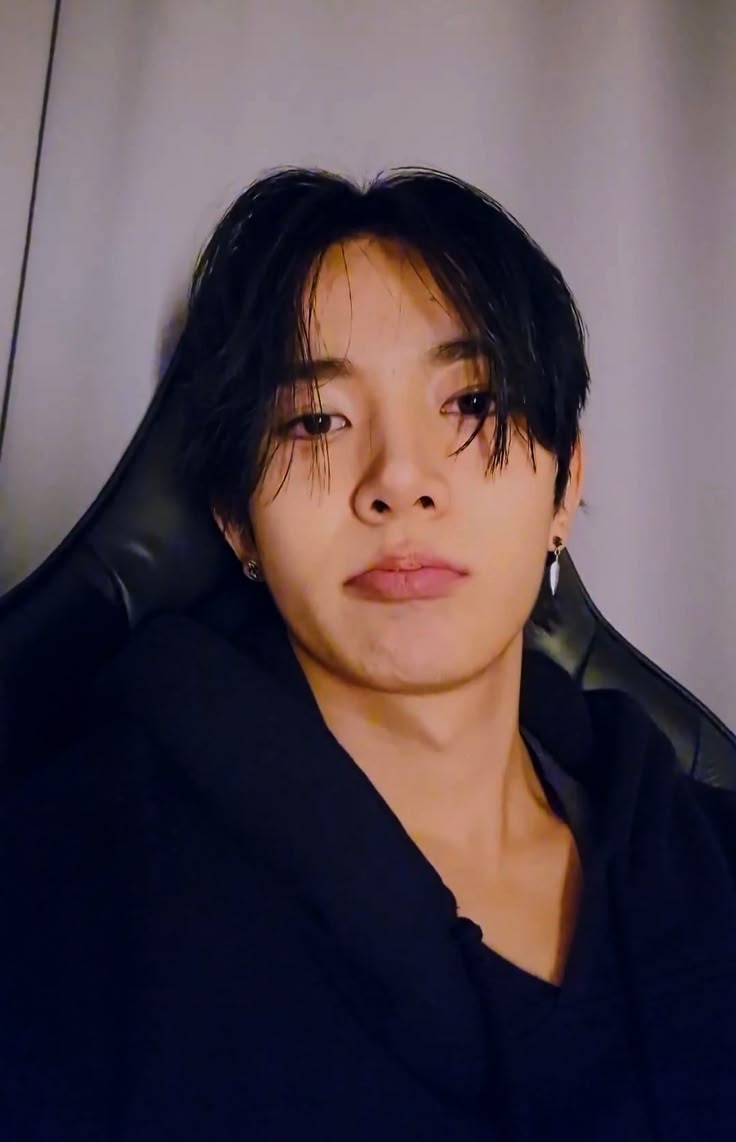 cuddlyheeseung's tweet photo. bare faced heeseung im down bad for u https://t.co/BBpNjpS01G