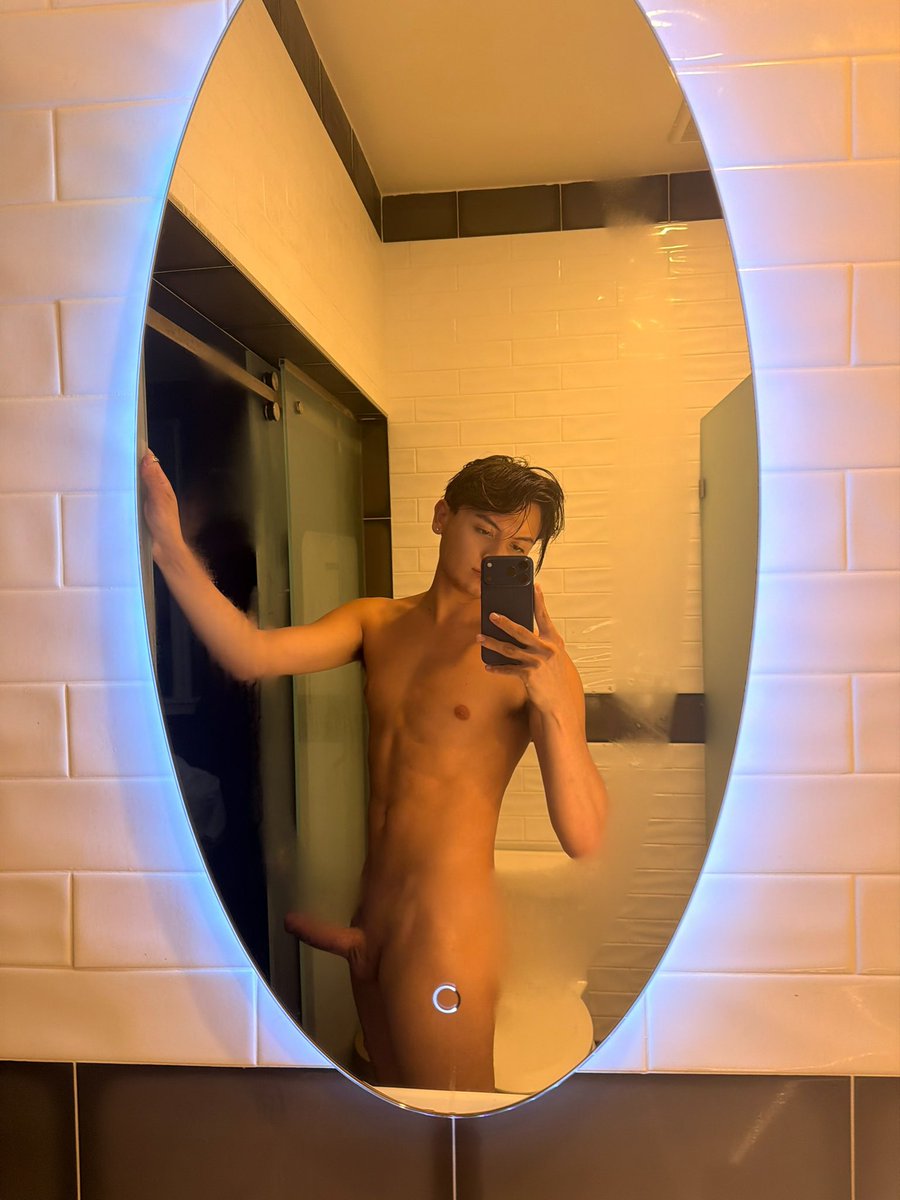 ValentinoAston's tweet photo. Some one come suck me :)) https://t.co/3Ci1qV46MH