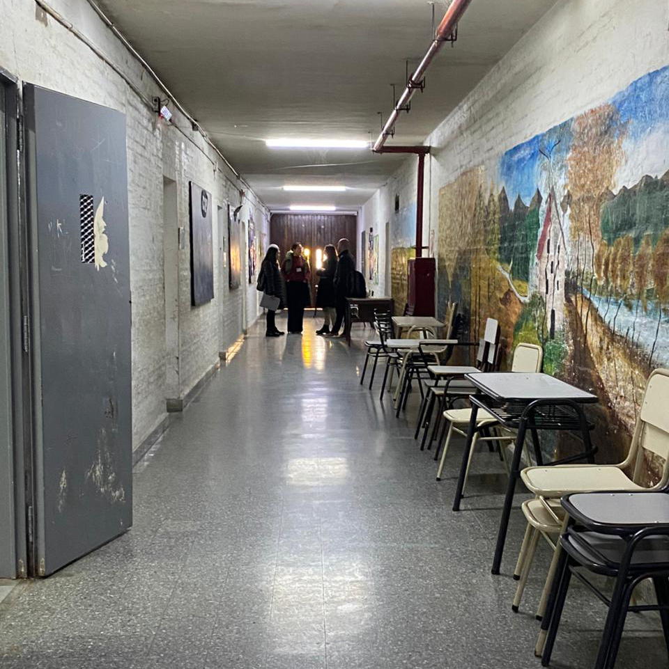 PPNArg's tweet photo. 📍 Ezeiza | Integrantes de la PPN realizaron un monitoreo en las celdas de aislamiento del CPF IV de Ezeiza, con el objetivo de relevar las condiciones materiales de detención y entrevistar a mujeres recientemente alojadas en esos sectores.

🔎 La inspección fue llevada adelante por el Área de Investigación y Documentación Eficaces de Casos de Tortura y/o Malos Tratos, el Área de Salud Mental y el Equipo de Género y Diversidad Sexual, en el marco del seguimiento de una causa iniciada a partir de las deficientes condiciones de los sectores destinados a aislamiento disciplinario en el complejo. En ese marco, también se acreditó la aplicación de regímenes de aislamiento sin sanción disciplinaria previa y el alojamiento en espacios con deficientes condiciones materiales.

👥 Las demandas relevadas serán canalizadas ante las autoridades competentes a fin de promover una pronta respuesta a las problemáticas identificadas.