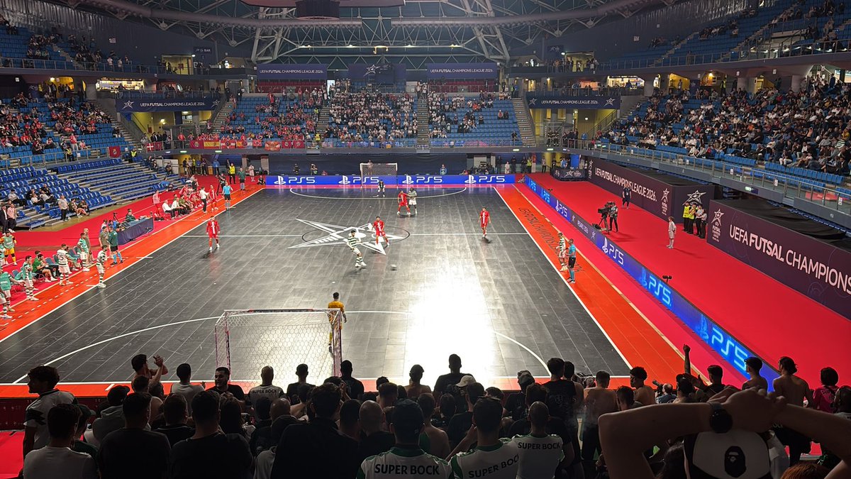 Os Leões sofrem mas estão sempre lá. Grande apoio Leonino! 💚
#FutsalSCP 
#SportingCP 

(foto: Francisco Silva)