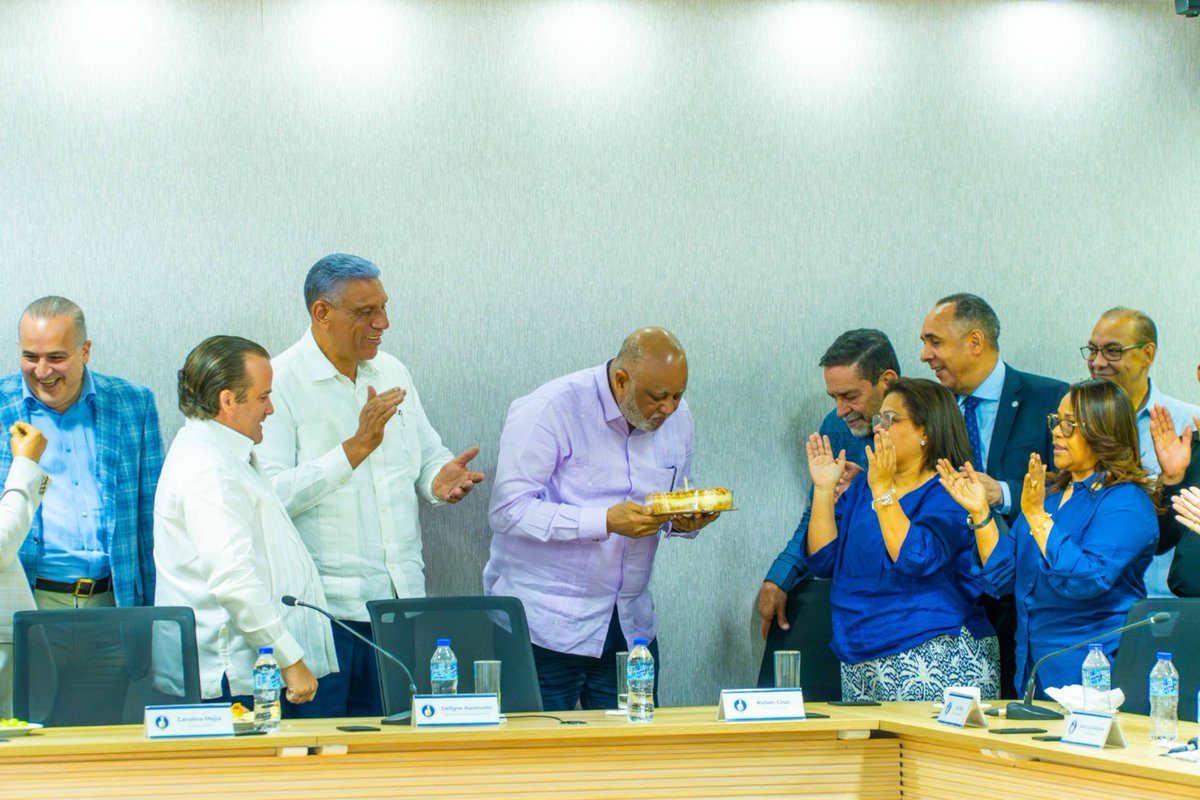RobertoFulcar's tweet photo. Gracias, compañeros de la Dirección Ejecutiva del @PRM_Oficial, por recordar mi cumpleaños y compartir el delicioso bizcocho de Yanet. 🙏🏻

Valoro profundamente cada gesto, cada abrazo y cada muestra de aprecio. Seguimos unidos, trabajando con compromiso, amistad y visión de futuro por nuestro país.

¡Un abrazo grande para todos! 💙