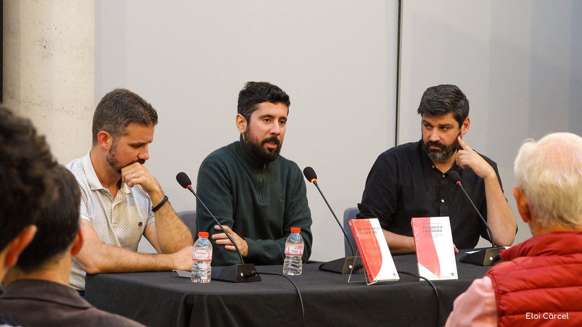 espaijoanfuster's tweet photo. Imatges de la presentació dels Premis València i València Nova d’assaig 2025, amb Carles Fenollosa, Alaitz Zalbidea i l’historiador Vicent Baydal. https://t.co/cNT4jD4MuD