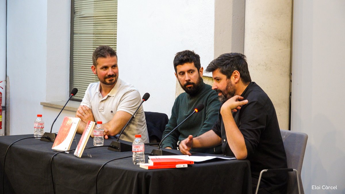 espaijoanfuster's tweet photo. Imatges de la presentació dels Premis València i València Nova d’assaig 2025, amb Carles Fenollosa, Alaitz Zalbidea i l’historiador Vicent Baydal. https://t.co/cNT4jD4MuD