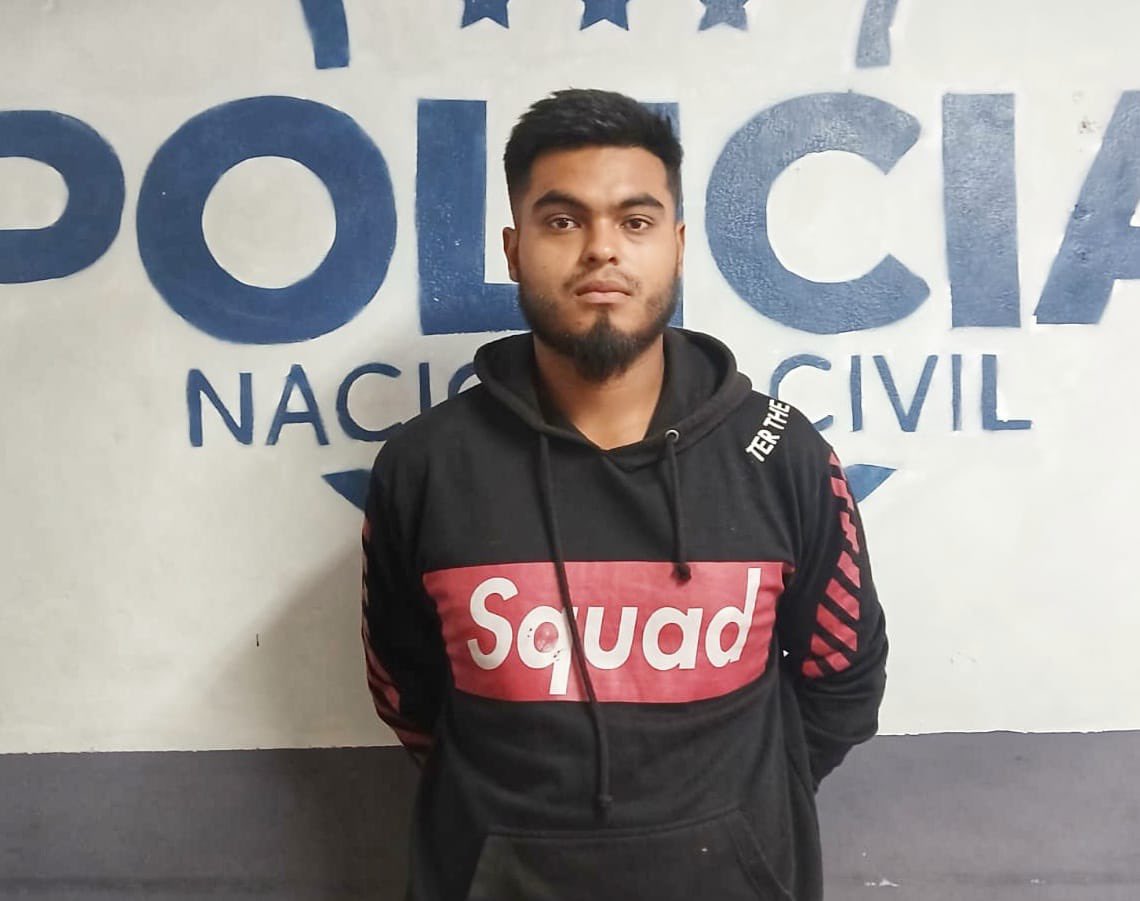 PNCSV's tweet photo. José Francisco Yanes Linares, de 22 años, es miembro de la MS13, clica Arce Malditos Locos Salvatruchos.

Según las investigaciones se encargaba de movilizar la droga y dinero para la pandilla.

Fue capturado en el cantón La Esperanza, en Ciudad Arce, La Libertad Centro.

Será remitido por el delito de pertenencia a organización terrorista conocida como pandilla.

#GuerraContraPandillas