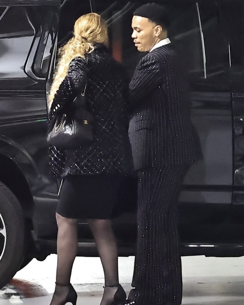 MariahNow's tweet photo. Mariah Carey e Anderson .Paak foram vistos de mãos dadas durante um encontro no cinema no Century City Mall. 🎬🛍️ https://t.co/oyhLrbhDG4