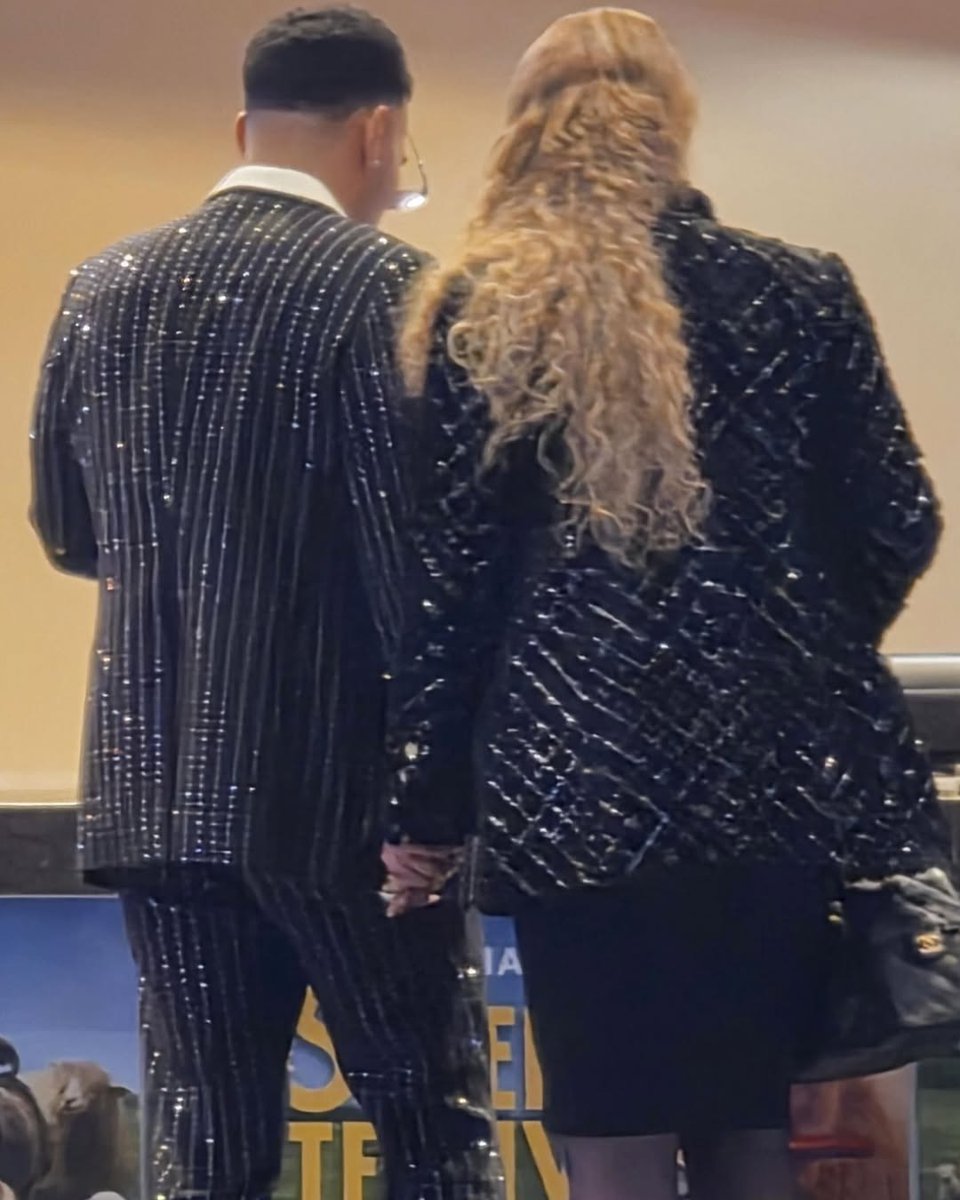 MariahNow's tweet photo. Mariah Carey e Anderson .Paak foram vistos de mãos dadas durante um encontro no cinema no Century City Mall. 🎬🛍️ https://t.co/oyhLrbhDG4