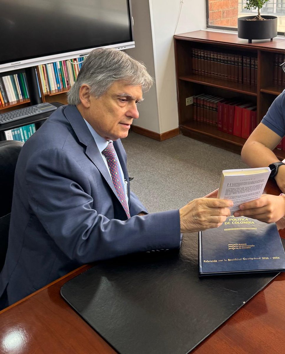 En las actuales circunstancias creo y apoyo esta iniciativa porque llevo décadas defendiendo la Constitución de cualquier gobierno que quiera pisotearla. Esta no es la excepción. Ya lo dije: ¡cría Cuervos… y te sacarán la Constituyente! con reelección 
fajarselaconstitucion.com