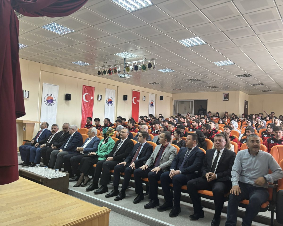 mehmetersoy57's tweet photo. Sinop Üniversitesi Boyabat Yerleşkesi’nde Fakülte ve Yüksek Okulumuzun kıymetli öğrencileriyle buluşarak tecrübe paylaşımında bulunduk, şenliklerine katıldık. 
Rektörümüz, yöneticilerimiz ve hocalarımızın gençlerimizin yarınlarımıza hazırlanmasındaki heyecanlarına ortak olduk. Öğrenci, hoca, yönetici ve yerel dinamiklerle oluşturulan dayanışma ve işbirliği anlayışı daha büyük ve kalıcı başarıların müjdecisi olacak inşallah..