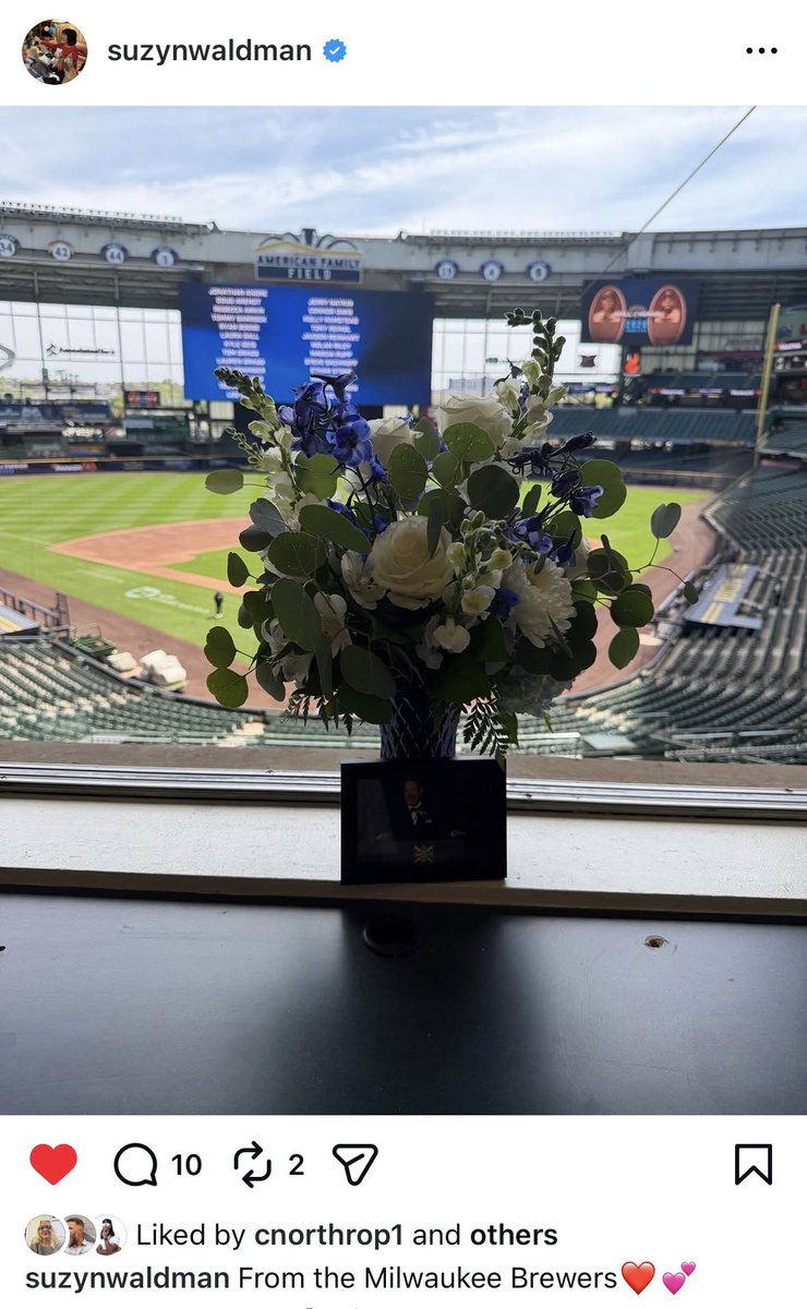 90syankskid's tweet photo. What an incredible gesture from the @Brewers 🥹💙 #repbx #ripjohnsterling https://t.co/D93eD3ccUp