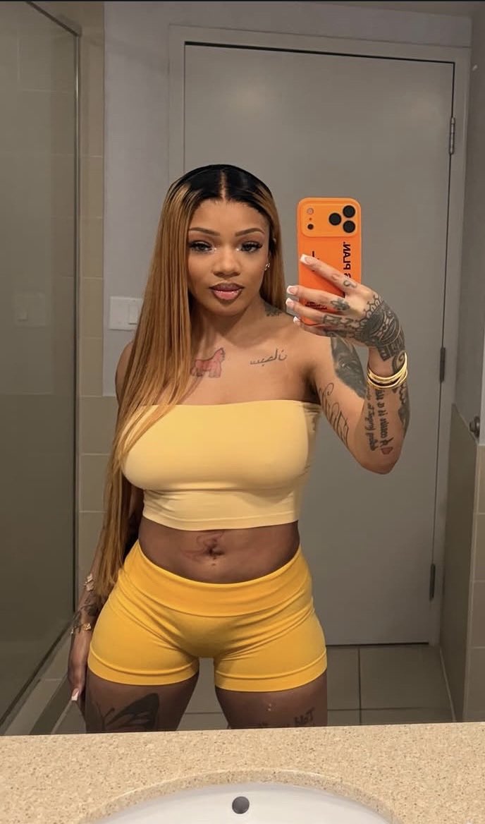 DATRUTH2x's tweet photo. Gl0Rilla &amp; her moose knuckle always make my knees buckle 😫🤤🥴 

#Bbc #Jerktribute #Rapslut #Nutty #Wankchat #Horny #Ebony #Pussyprint #Masturbation #Nsfw #Sexy #Igslut https://t.co/l7btZ8S4wP