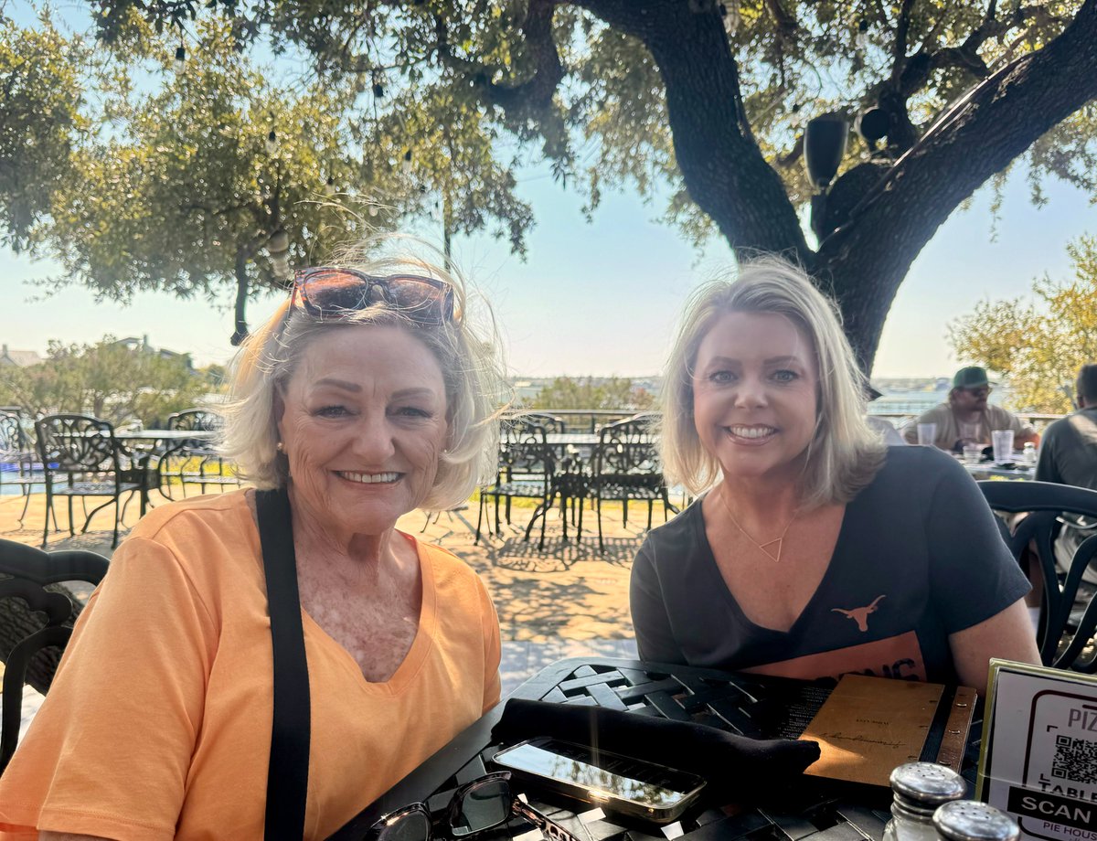 MoncriefCancer's tweet photo. We’re sending love today to all the moms, including those on our staff. We are thankful for all you do. Happy Mother’s Day! We wish everyone a healthy and happy day.❤ https://t.co/tv0S4RaBQj