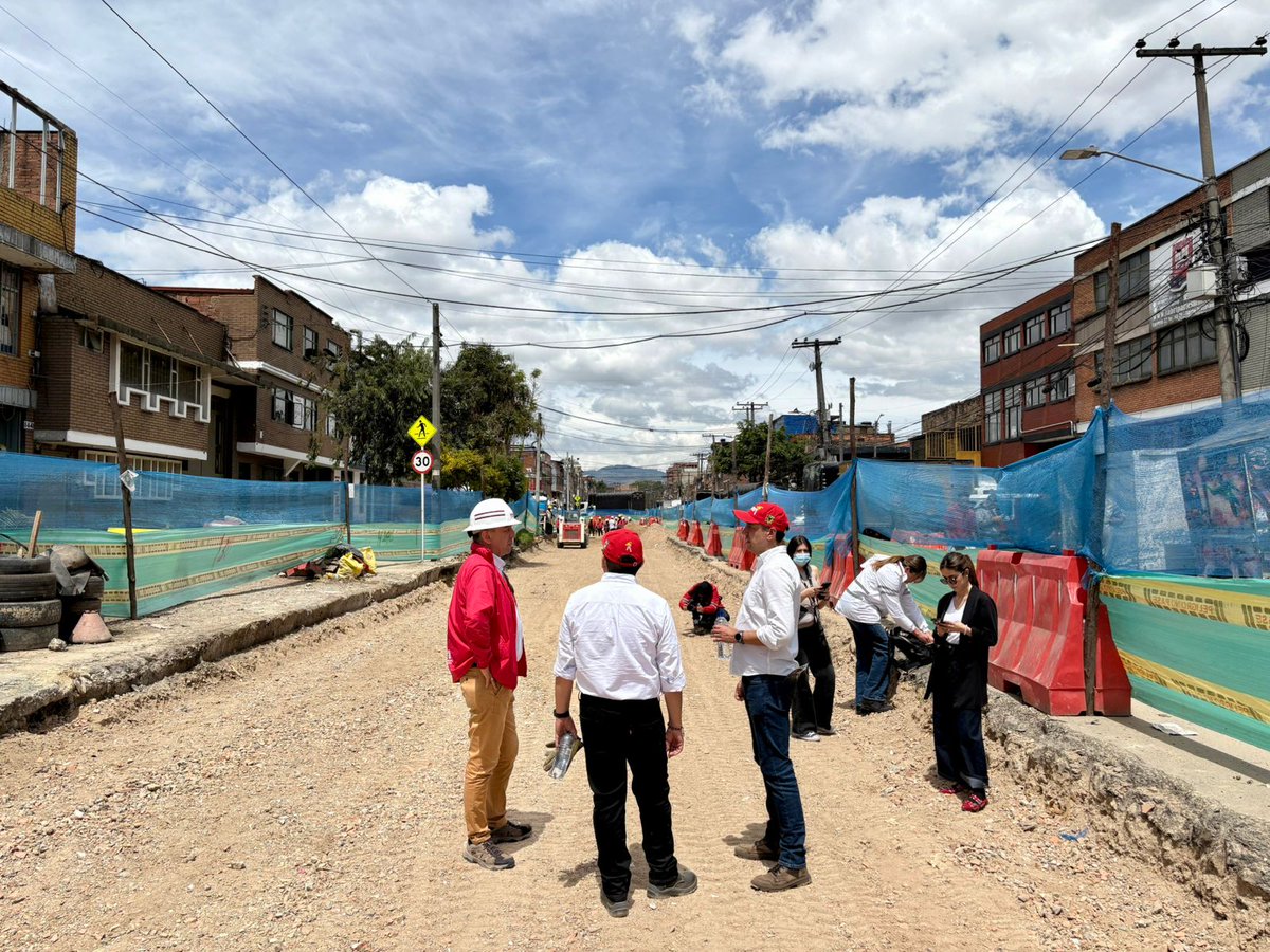 eduardogarzont's tweet photo. Estuvimos en Puente Aranda, con @victor_alcruz1, recorriendo el Canal Comuneros y el parque Pensilvania para articular acciones, con entidades y comunidad, que permitan mitigar las problemáticas que afectan estos espacios. 

También visitamos dos frentes de obra en la carrera 32 con calle 8ª para hacer seguimiento al avance. Estos frentes tendrán una inversión de $3.742 millones y beneficiarán a más de 1.600 personas de la localidad.
 
Desde lo local, seguimos transformando los territorios y respondiendo a las necesidades de la comunidad.