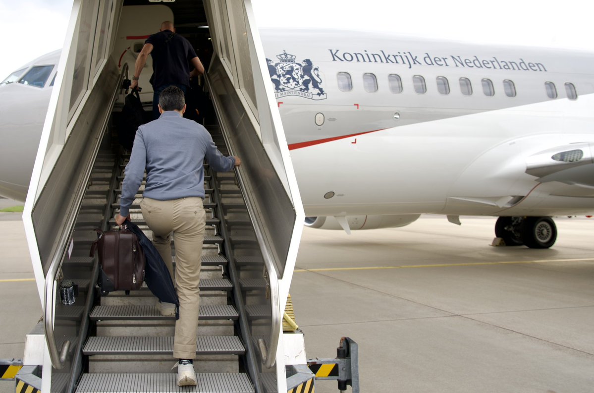 Laten we deze foto even serieus duiden vanuit beeldvorming.

Dit is geen toevallige vakantiekiek. Een foto bij een officiële reis van de minister-president wordt geselecteerd, gekaderd en gepubliceerd. Daar zitten communicatieadviseurs, PR-denken en beeldstrategie achter. Dit
