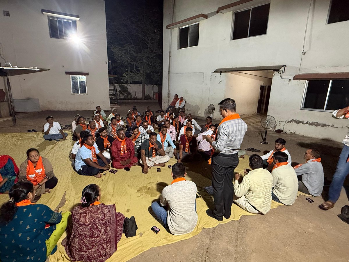_NLgohil's tweet photo. આજરોજ ઘોઘા સર્કલ અકવાડા વોર્ડ ખાતે આગામી કાર્યક્રમ "શ્રી સોમનાથ અમૃત મહોત્સવ" અંતર્ગત વ્યવસ્થા અને આયોજન ની બેઠક મળેલ https://t.co/n0bGDIxnsj