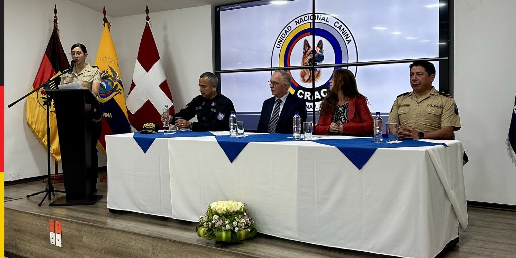 AlemaniaQuito's tweet photo. 🐾 Sabuesos de Baviera: nuevos aliados de la Policía Nacional del Ecuador 🇪🇨 
 
🐾 inauguración del proyecto: la integración del Sabueso de las Montañas de Baviera. 🐶
 
Apoyamos con la incorporación de esta versátil y poco conocida raza a la Policía Nacional del Ecuador. https://t.co/tBuRPDo7kE