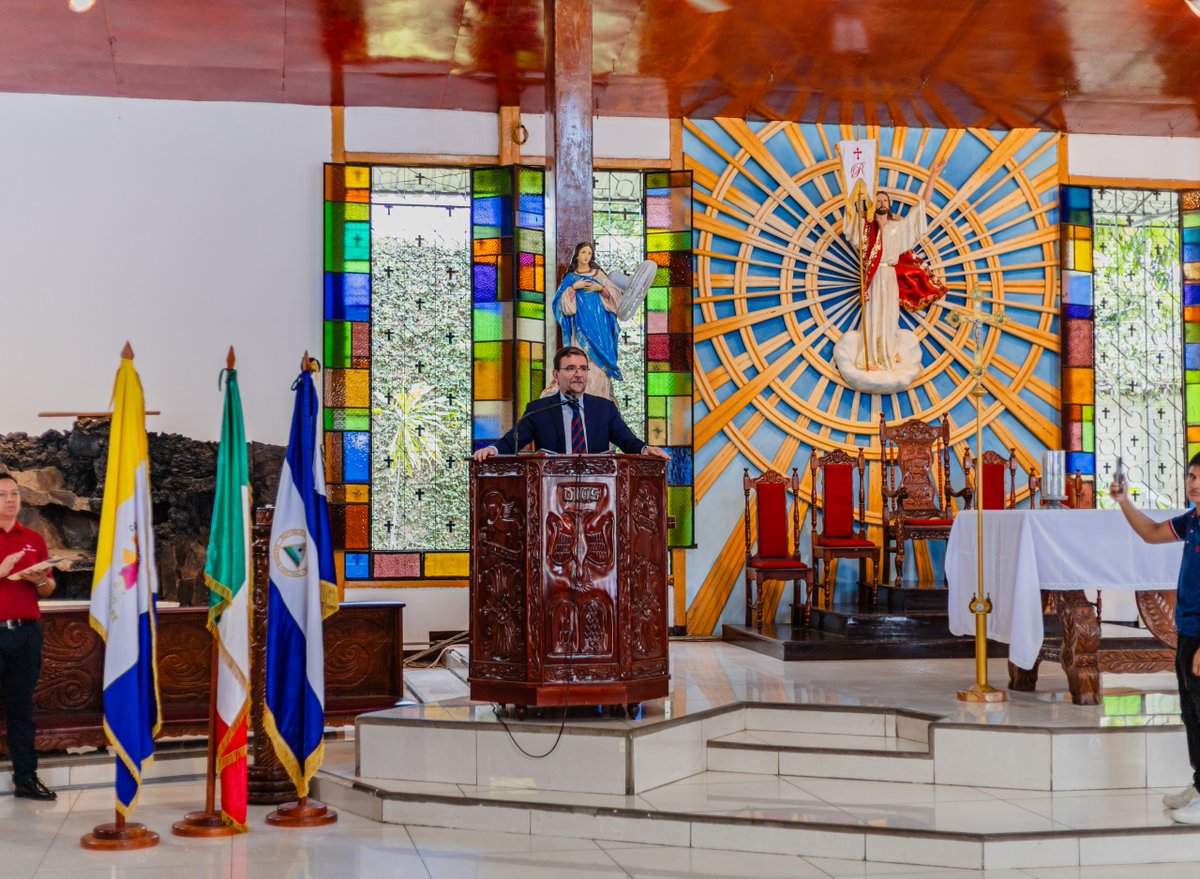 ItalyinNICA's tweet photo. Emocionante encuentro con el profesorado y los alumnos del Colegio Jesús Divino Obrero, una escuela nicaragüense fundada por el Padre Benito Pititto, donde se imparte clases de italiano desde hace casi veinte años
🇮🇹 🤝 🇳🇮 https://t.co/JeUkhq6f4y