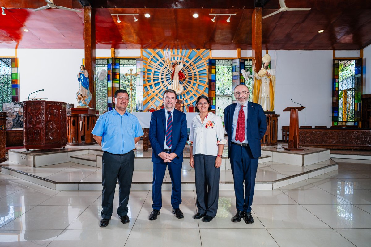 ItalyinNICA's tweet photo. Emocionante encuentro con el profesorado y los alumnos del Colegio Jesús Divino Obrero, una escuela nicaragüense fundada por el Padre Benito Pititto, donde se imparte clases de italiano desde hace casi veinte años
🇮🇹 🤝 🇳🇮 https://t.co/JeUkhq6f4y