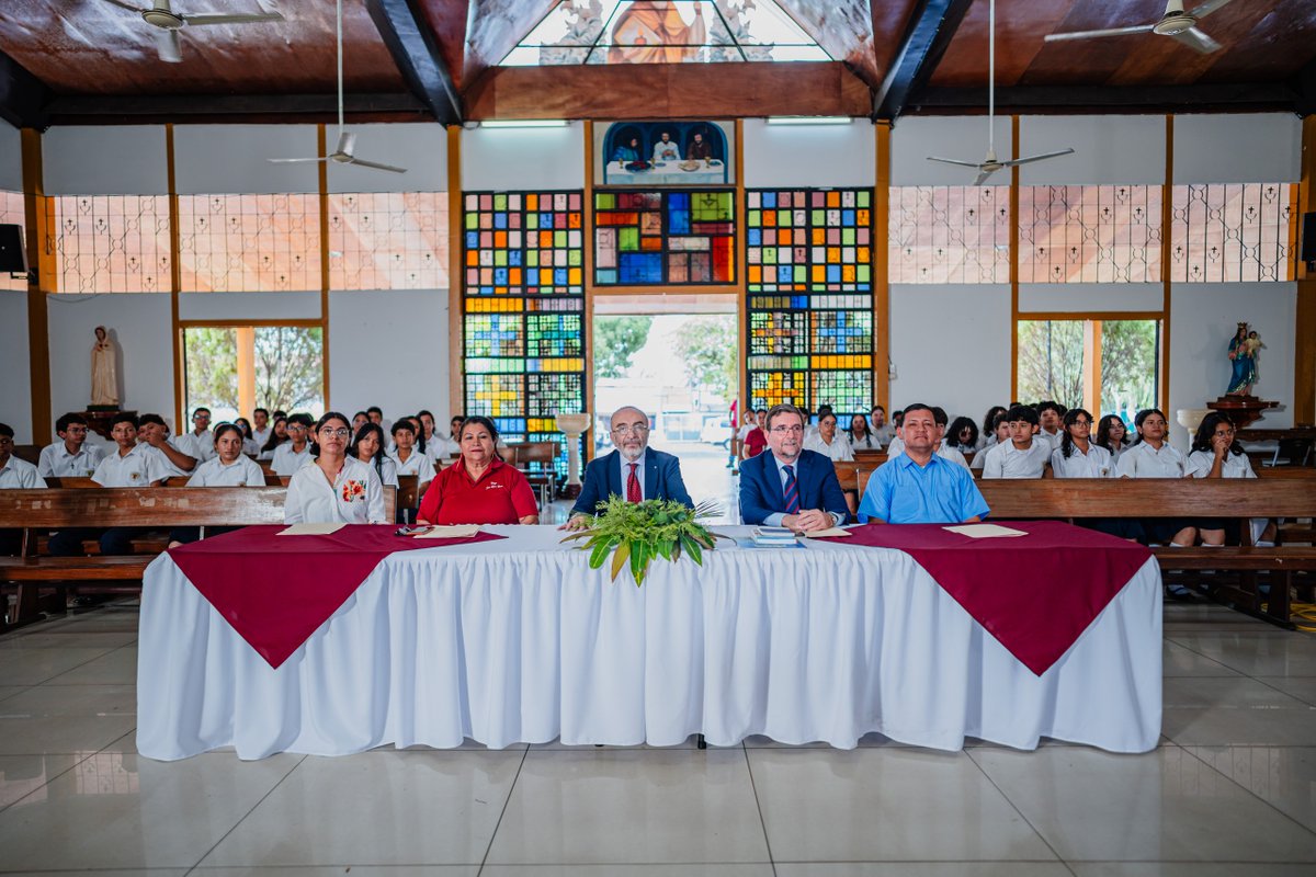 ItalyinNICA's tweet photo. Emocionante encuentro con el profesorado y los alumnos del Colegio Jesús Divino Obrero, una escuela nicaragüense fundada por el Padre Benito Pititto, donde se imparte clases de italiano desde hace casi veinte años
🇮🇹 🤝 🇳🇮 https://t.co/JeUkhq6f4y