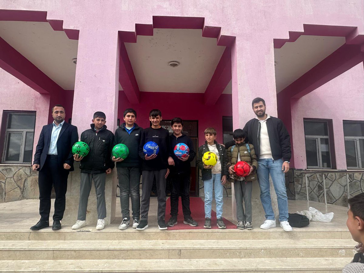 GunbulduO's tweet photo. Futbol ve Yakan Top turnuvasında azmiyle herkesi kendine hayran bırakan öğrencilerimiz hediyelerine kavuştu.Bu turnuvanın kaybedeni yok sergilenen bu müthiş enerji hepimiz için şampiyonluk değerinde
@tcmeb 
@frknkrksz 
@agrimem 
@hasan_kokrek 
@diyadinmem 
@remzi0479 https://t.co/xt3oLkwBUg