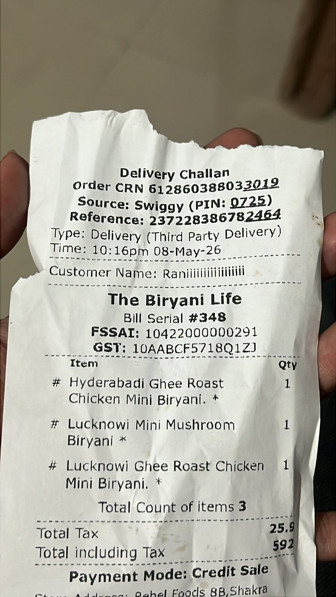 uhmoonchild7's tweet photo. @Swiggy  this is my order CRN 612860388033019 
Reference:237228386782464
As you can see and i recived totally different order and that to with all non veg order and I talked with your team and they are not doing anything like nothing there is no support  and you can see all https://t.co/ilnR7TGK9O