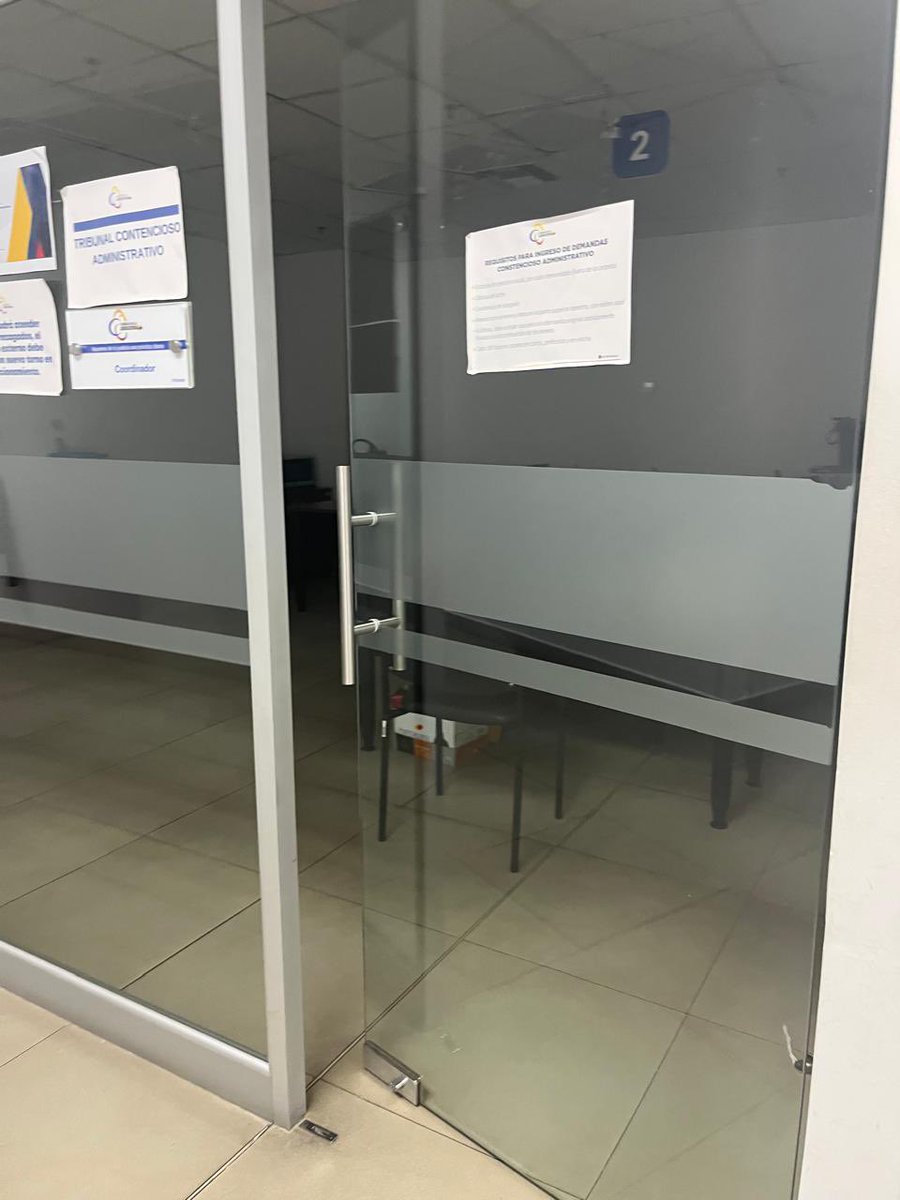 amontenegrito's tweet photo. Miren el abandono total del Tribunal Contencioso Administrativo de Quito. Han apagado las luces y se han largado a hacer "san viernes". Lo único que pretenden es entorpecer el acceso a la Justicia de los ciudadanos para que abandone sus causas. Hoy por hoy la jurisdicción contencioso administrativa se halla en el verdadero olvido y parece que la consigna es esa: DESTRUIRLA