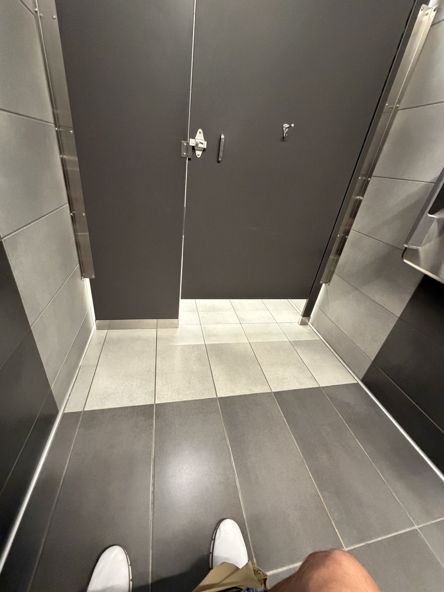 robbie_Minter's tweet photo. mpressed with this locations bathroom. Very spacious, and great lighting
#ICouldGetUsedToThis https://t.co/i5hGaI542h