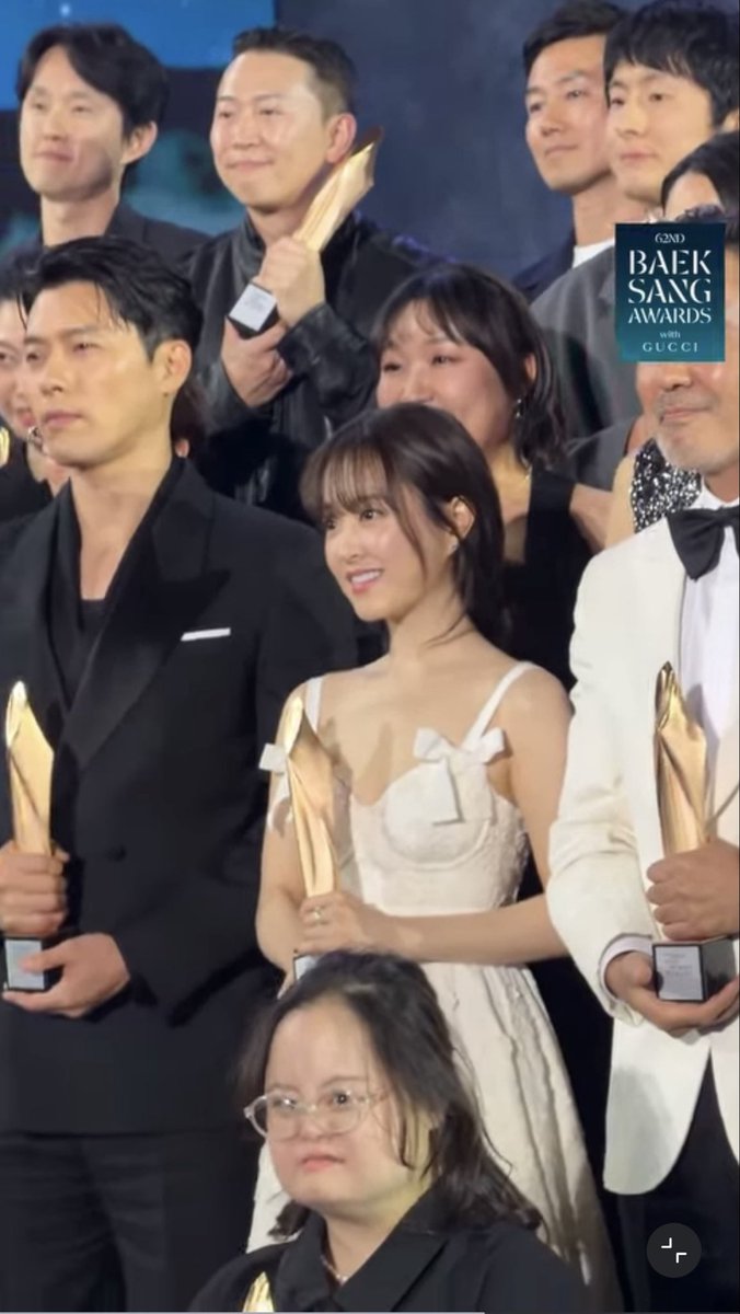 joywannisa_jwt's tweet photo. 🖤🏆✨
“You deserve it!” 😭
Hyun Bin - The Best Actor
#HyunBin #현빈
#BaekKitae #MadeInKorea https://t.co/vHeP1MsUgo