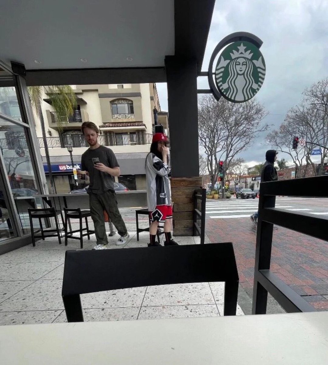 Esta se la pasa yendo a starbucks y usando marcas que experimentan con animales pero cuidado que no vayas a ser un trabajador con sueldo mínimo que quiera comer una hamburguesa porque ahí si que sos el problema