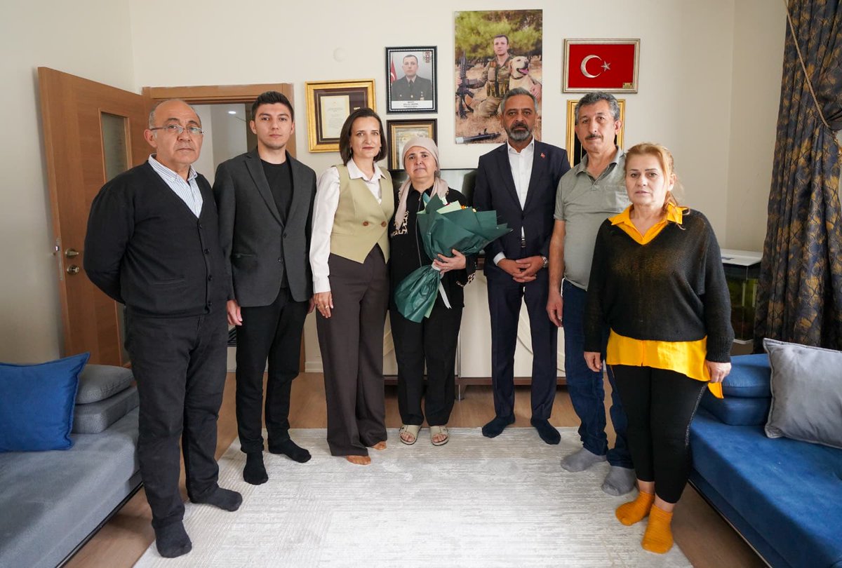 beylikduzubeltr's tweet photo. Anneler Günü vesilesiyle, vatan toprağı uğruna can veren kahraman şehidimiz Ahmet Akdal’ın kıymetli annesi Remziye Hanım ve komşumuz Süheyla Hanım’ı ziyaret ettik. https://t.co/u060cxRbN0