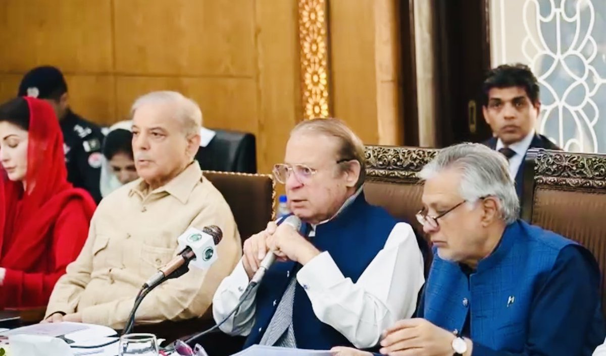 RashidNasrulah's tweet photo. آج آذاد کشمیر سے پارٹی ٹکٹ کیلئے درخواست دینے والے سینکڑوں امیدواران نے دل کھول کر اپنے قائد سے محبت کا اظہار کیا۔ چار گھنٹے طویل بورڈ اجلاس، نظم و ضبط اور سنجیدگی کا مظہر تھا۔ https://t.co/EwxHBJV9kK